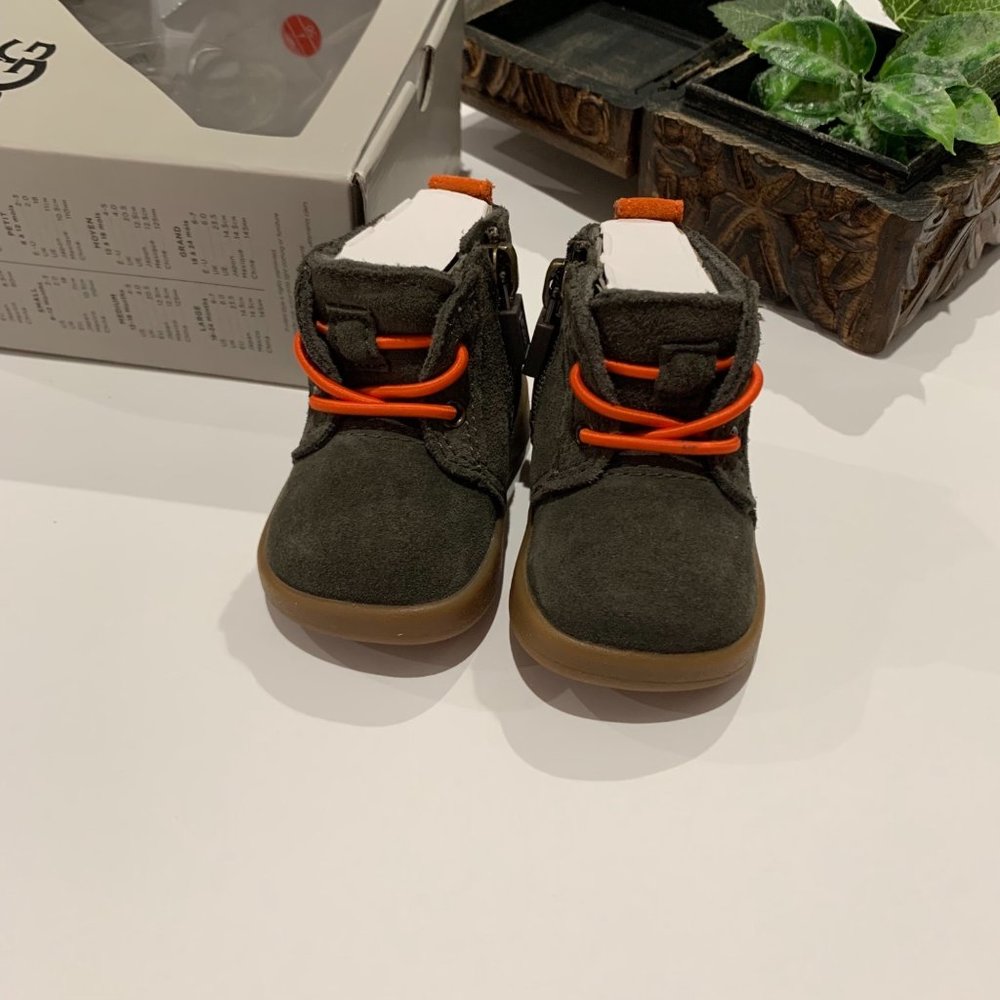 - UGG Unisex-Child Suede Chukka Boots INFANT